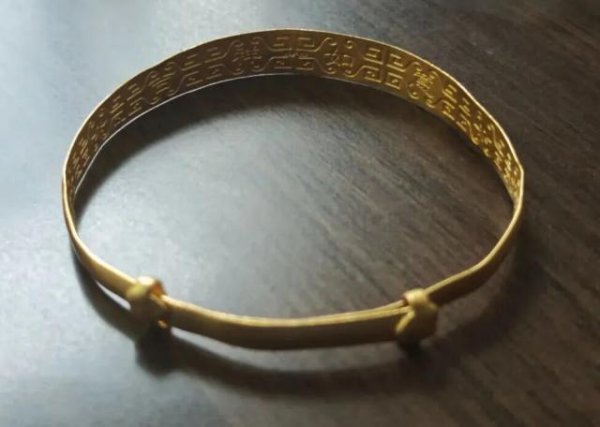 拾贝赢 女子免费洗金手镯被洗掉5克，警方：摊贩用“王水”盗窃黄金